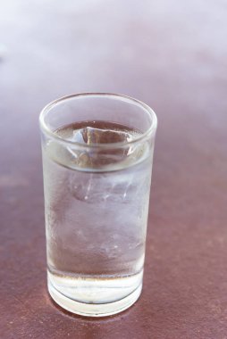 Bardaktaki su, temiz içme suyu, ro filtreleme sistemi.