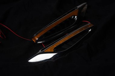 Lider ışık teknolojisi turuncu ve krom ışık siyah üzerinde