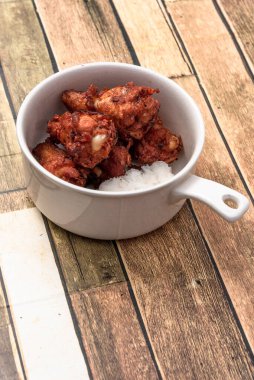 Kızarmış tavuk, buğulanmış pirinç, arka planda Asya sokak yemekleri.