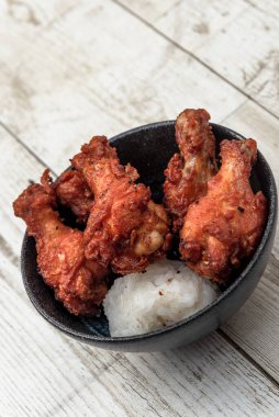 Kızarmış tavuk, buğulanmış pirinç, arka planda Asya sokak yemekleri.