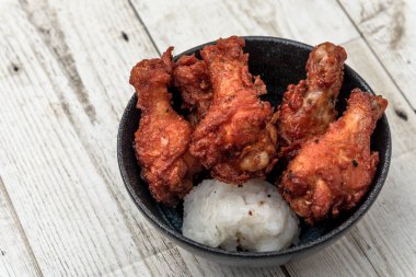 Kızarmış tavuk, buğulanmış pirinç, arka planda Asya sokak yemekleri.