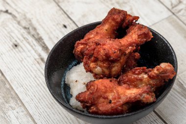 Kızarmış tavuk, buğulanmış pirinç, arka planda Asya sokak yemekleri.