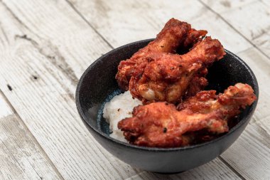 Kızarmış tavuk, buğulanmış pirinç, arka planda Asya sokak yemekleri.