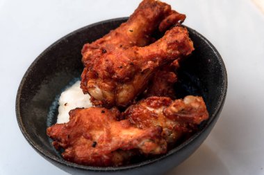 Kızarmış tavuk, buğulanmış pirinç, arka planda Asya sokak yemekleri.