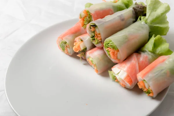 Verse Groenten Salade Roll Noedel Buis Schotel Geïsoleerd Witte Achtergrond — Stockfoto