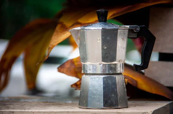 Italienische Mokkakanne Blätter Italienische Mokkakanne Blätter Italienische Mokkakanne Kaffee — Stockfoto