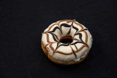 Karamel kaplı, beyaz ve ahşap zeminli Donutlu Donutlar. Yüksek kalite fotoğraf