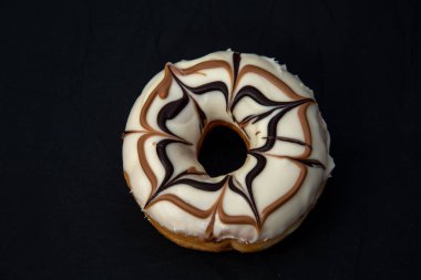 Karamel kaplı, beyaz ve ahşap zeminli Donutlu Donutlar. Yüksek kalite fotoğraf