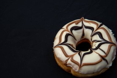 Karamel kaplı, beyaz ve ahşap zeminli Donutlu Donutlar. Yüksek kalite fotoğraf