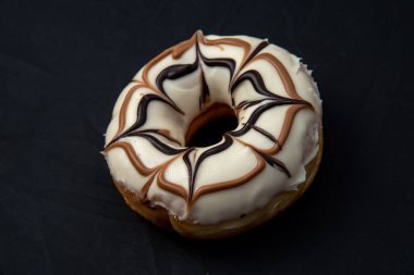 Karamel kaplı, beyaz ve ahşap zeminli Donutlu Donutlar. Yüksek kalite fotoğraf