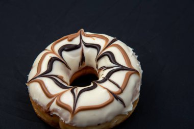 Karamel kaplı, beyaz ve ahşap zeminli Donutlu Donutlar. Yüksek kalite fotoğraf