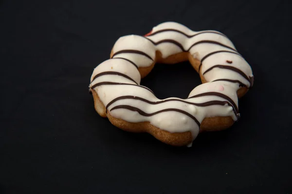 Donutdeliciosa Dona Con Acristalamiento Caramelo Aislada Sobre Fondo Blanco Madera — Foto de Stock