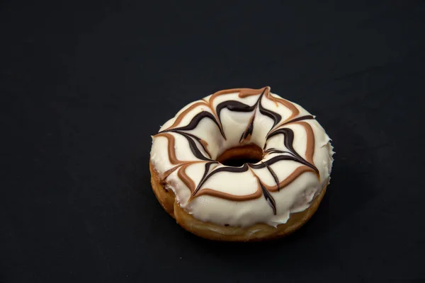 Donutdelicious Ciambella Con Caramello Smaltato Isolato Sfondo Bianco Legno Foto — Foto Stock