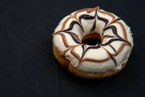 Donutdelicious Ciambella Con Caramello Smaltato Isolato Sfondo Bianco Legno Foto — Foto Stock