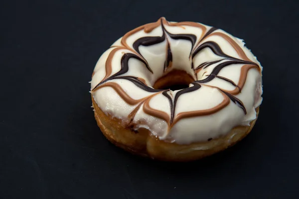 Donutdelicious Donut Mit Karamell Glasiert Isoliert Auf Weißem Und Holz — Stockfoto