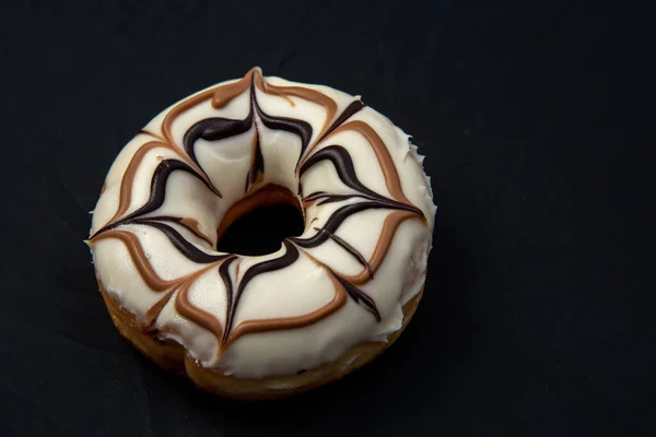 Donutdelicious Donut Mit Karamell Glasiert Isoliert Auf Weißem Und Holz — Stockfoto