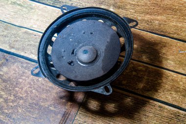 Eski hoparlörler kırılmış, tahta zeminde çok eski şeyler kırılmış..