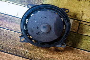 Eski hoparlörler kırılmış, tahta zeminde çok eski şeyler kırılmış..