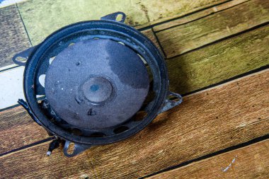 Eski hoparlörler kırılmış, tahta zeminde çok eski şeyler kırılmış..