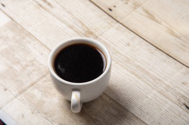 Ahşap zeminde bir bardakta kahve içmek tüm dünyada popülerdir. Asya ve Blasil 'den ürünler