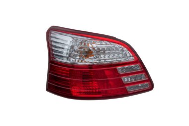 Beyaz arkaplanda izole edilmiş araba fren lambası kapanışı, kırpma yolu öncü sistem fotoğraf teknolojisini içerir