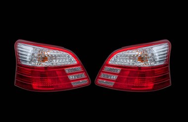 Beyaz arkaplanda izole edilmiş araba fren lambası kapanışı, kırpma yolu öncü sistem fotoğraf teknolojisini içerir