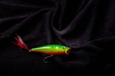 Nonthaburi, Tayland - 21 Mart 2022: Balıkçılık çeşitli siyah arka planda cezbeder. Sahte yem avlamak balık tutmanın bir başka alternatifi. Bir olta kamışı ile birlikte kullanılır..