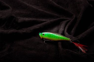 Nonthaburi, Tayland - 21 Mart 2022: Balıkçılık çeşitli siyah arka planda cezbeder. Sahte yem avlamak balık tutmanın bir başka alternatifi. Bir olta kamışı ile birlikte kullanılır..