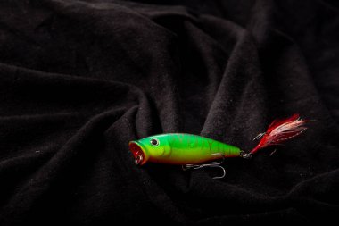 Nonthaburi, Tayland - 21 Mart 2022: Balıkçılık çeşitli siyah arka planda cezbeder. Sahte yem avlamak balık tutmanın bir başka alternatifi. Bir olta kamışı ile birlikte kullanılır..