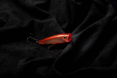 Nonthaburi, Tayland - 21 Mart 2022: Balıkçılık çeşitli siyah arka planda cezbeder. Sahte yem avlamak balık tutmanın bir başka alternatifi. Bir olta kamışı ile birlikte kullanılır..