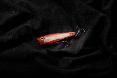 Nonthaburi, Tayland - 21 Mart 2022: Balıkçılık çeşitli siyah arka planda cezbeder. Sahte yem avlamak balık tutmanın bir başka alternatifi. Bir olta kamışı ile birlikte kullanılır..