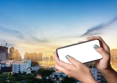 Güzel bir kadının el ojesi telefon teknolojisi. Arka plandan ayrılmış.