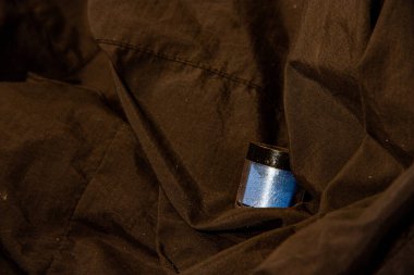 Mica rengi, yeni bir teknoloji pigment sistemi, buzlu siyah arkaplanda yeni yansımalar ve güneş ışığı kullanan bir renk.