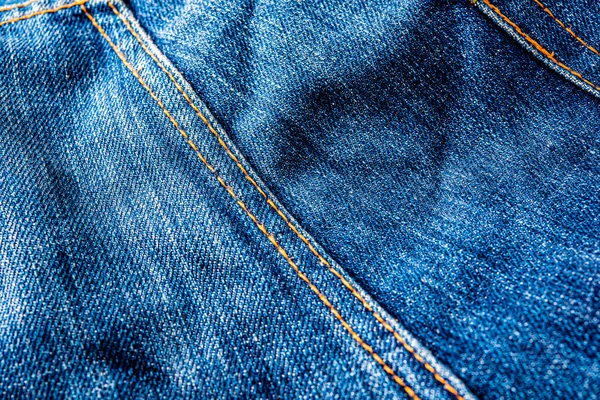 Kot pantolon, mavi kot kumaş dokusu, klasik kot pantolon dokusu, yakın çekim. Reklam veya klasik arkaplan için kopyalama alanı olan kot dokusunun mavi rengi.