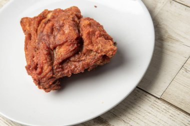 Asya sokak yemekleri kızarmış tavuk, beyaz, lezzetli soğan, arka planda..