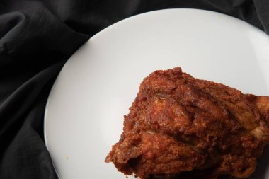 Asya sokak yemekleri kızarmış tavuk, beyaz, lezzetli soğan, arka planda..