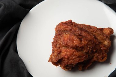 Asya sokak yemekleri kızarmış tavuk, beyaz, lezzetli soğan, arka planda..