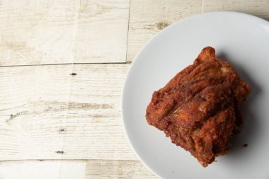 Asya sokak yemekleri kızarmış tavuk, beyaz, lezzetli soğan, arka planda..