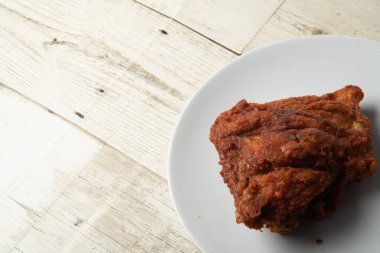 Asya sokak yemekleri kızarmış tavuk, beyaz, lezzetli soğan, arka planda..