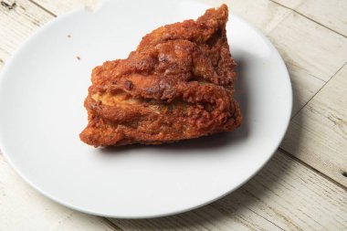 Asya sokak yemekleri kızarmış tavuk, beyaz, lezzetli soğan, arka planda..