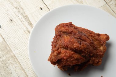 Asya sokak yemekleri kızarmış tavuk, beyaz, lezzetli soğan, arka planda..