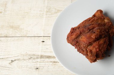 Asya sokak yemekleri kızarmış tavuk, beyaz, lezzetli soğan, arka planda..