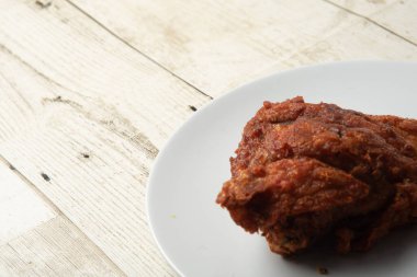 Asya sokak yemekleri kızarmış tavuk, beyaz, lezzetli soğan, arka planda..