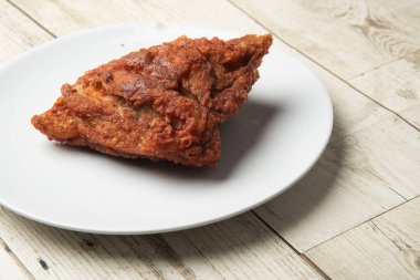 Asya sokak yemekleri kızarmış tavuk, beyaz, lezzetli soğan, arka planda..