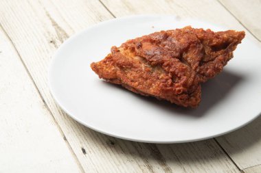 Asya sokak yemekleri kızarmış tavuk, beyaz, lezzetli soğan, arka planda..