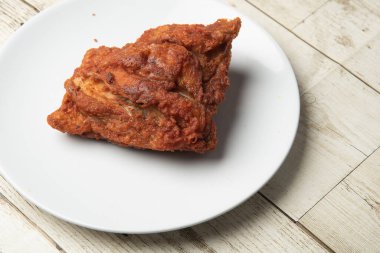 Asya sokak yemekleri kızarmış tavuk, beyaz, lezzetli soğan, arka planda..