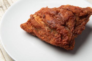 Asya sokak yemekleri kızarmış tavuk, beyaz, lezzetli soğan, arka planda..