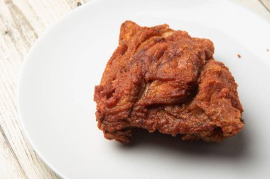 Asya sokak yemekleri kızarmış tavuk, beyaz, lezzetli soğan, arka planda..