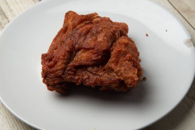 Asya sokak yemekleri kızarmış tavuk, beyaz, lezzetli soğan, arka planda..