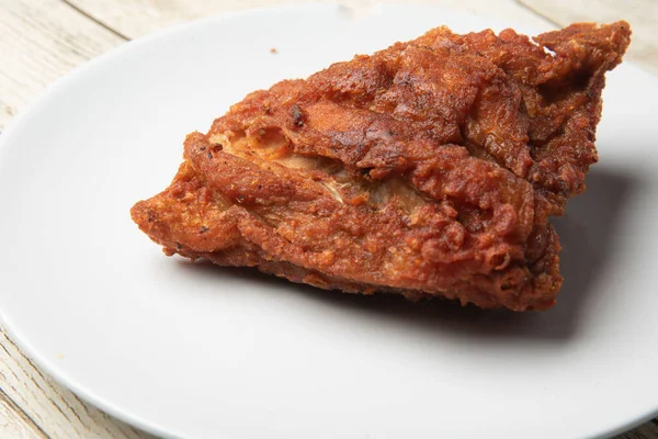 Asiatisk Street Food Stekt Kyckling Tallrik Vit Läcker Lök Bakgrunden — Stockfoto